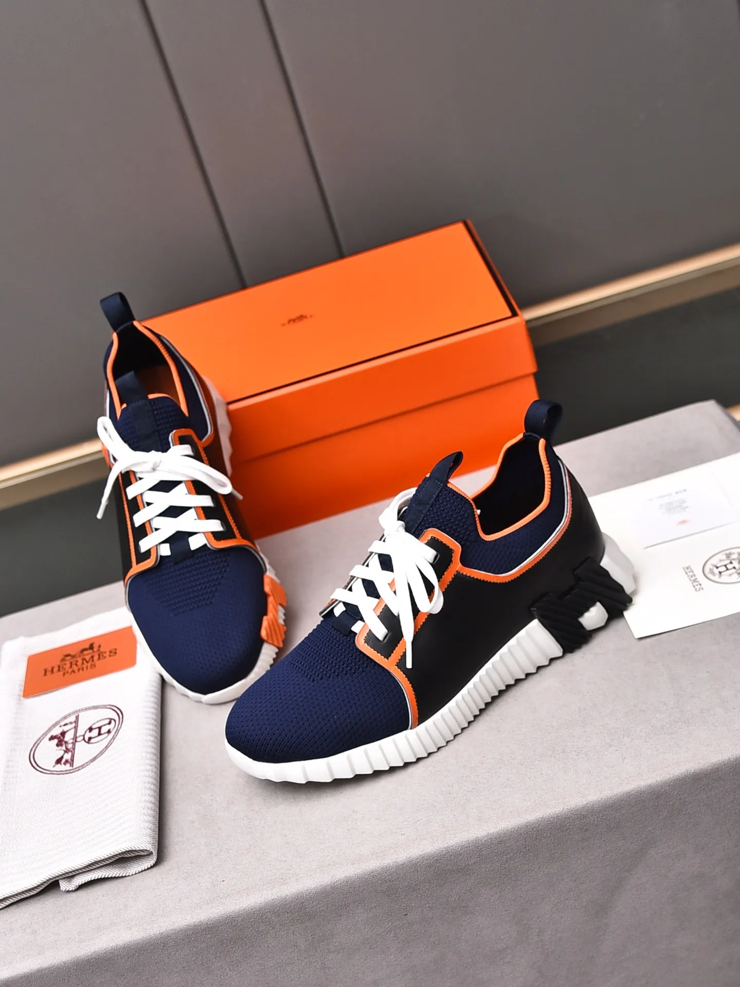 Factory price PP600 [Hermes] fe new arrival~ New Bouncing sneakers are the most comfortable shoes from Hermès, no one else⃣️. They are very light on the feet and look great. You won’t feel tired even when you go shopping and running around. 👍 Very light and comfortable, very light, suitable for both sports and leisure, and feel great when you step on them! It’s up to you to choose, there’s always what you want~ ✔️Fabric: Imported first-layer cowhide + high-elastic fly weave ✔️Inner lining: Imported water-dyed cow lining ✔️Outsole: Seamless combination of IP+TPU (multi-color letters) German technology irradiation machine ✔️Code number: Male 38-44 (45 customized)